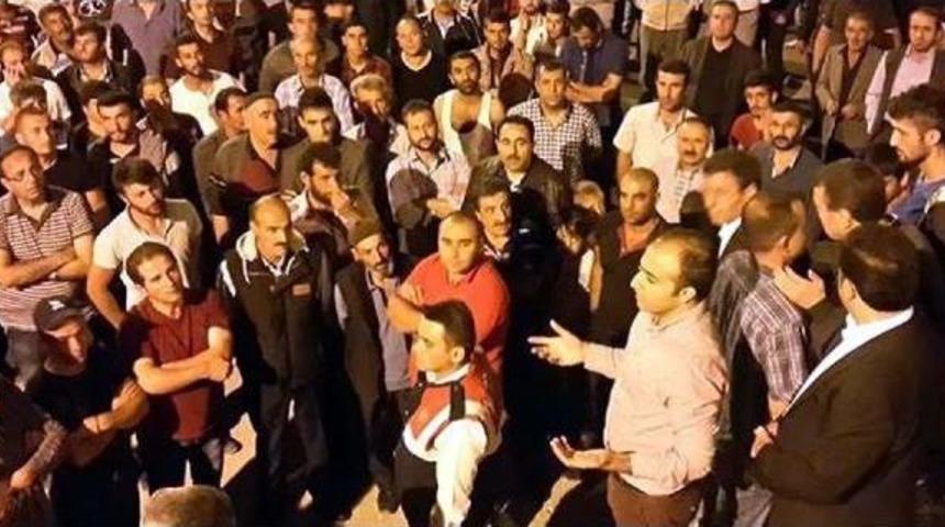 Dağlıca Katliamı Protestosunda Yol Kesip Kimlik Sordular