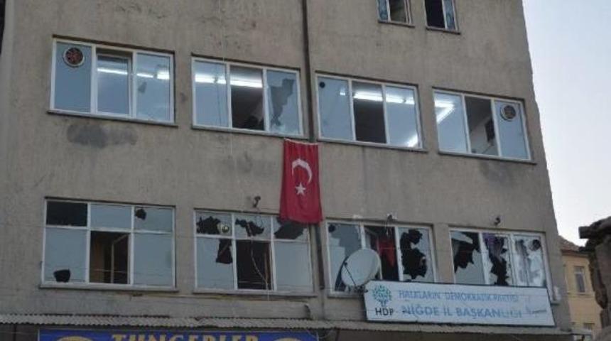 Nigde'de Hdp Il Binasına Saldırdılar