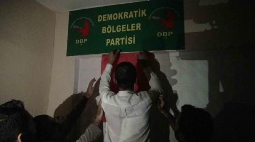 Hdp Binasına T&uuml;rk Bayrağı Astılar
