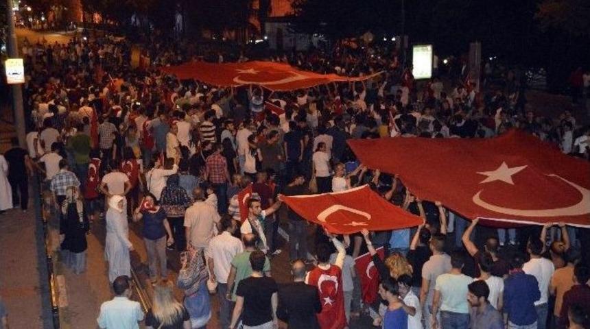 Şehit Askerler İ&ccedil;in Binlerce Bursalı Sokaklara D&ouml;k&uuml;ld&uuml;