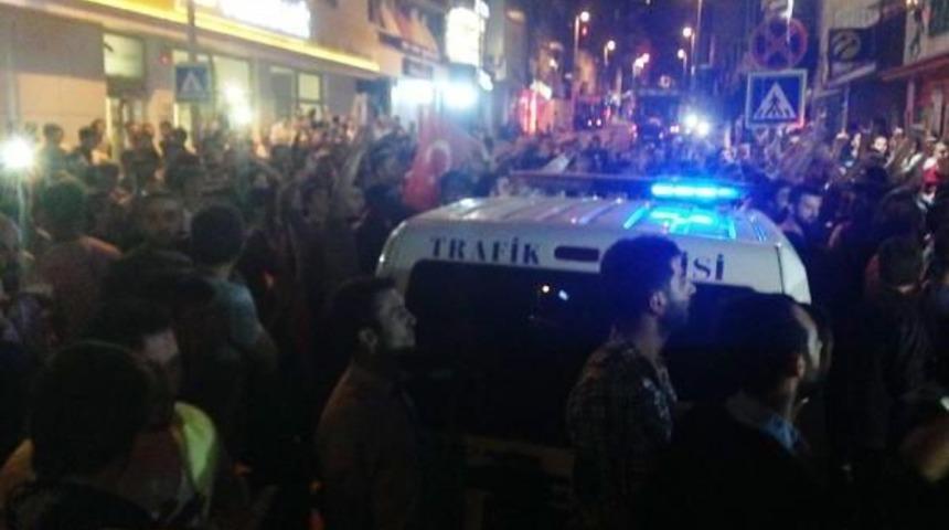 İzmit Gece Yarısı Şehitler I&ccedil;in Ayağa Kalktı