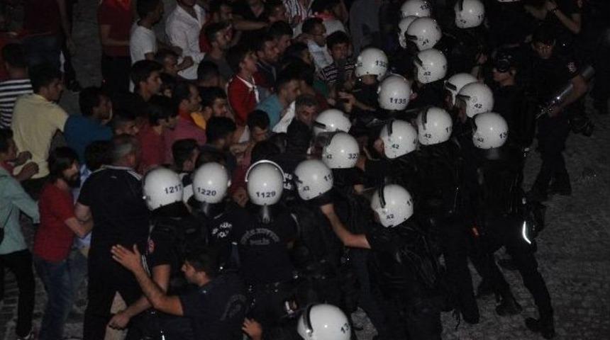 Vatandaşlar Hdp İl Başkanlığına Y&uuml;r&uuml;d&uuml;