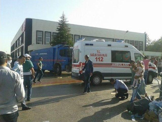 Ors İş&ccedil;ileri Yol Kapattı, Jandarma M&uuml;dahale Etti 1