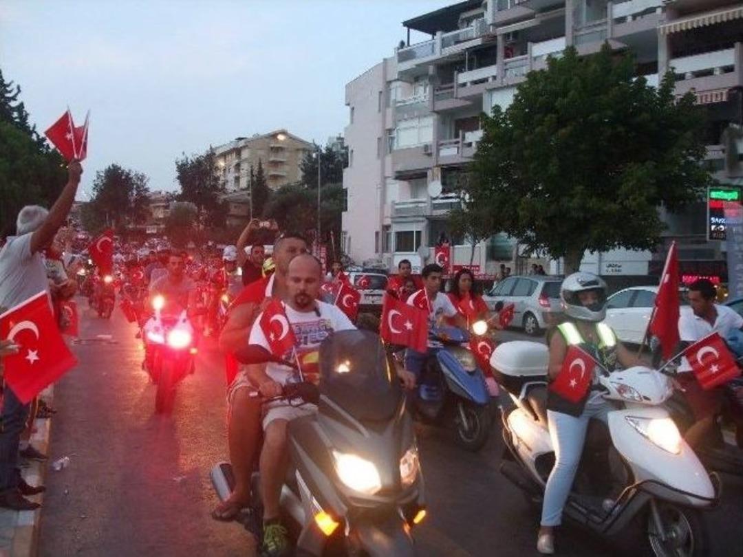 Kuşadası&rsquo;nda Kurtuluş Y&uuml;r&uuml;y&uuml;ş&uuml;, Ter&ouml;re Tepki Y&uuml;r&uuml;y&uuml;şe D&ouml;n&uuml;şt&uuml;