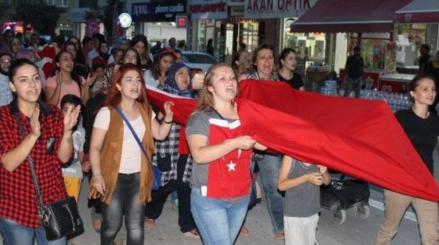 Kadınlar Şehitler İ&ccedil;in Y&uuml;r&uuml;d&uuml;