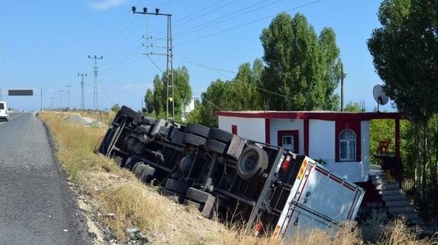 Adilcevaz&rsquo;da Tır Devrildi: 1 Yaralı