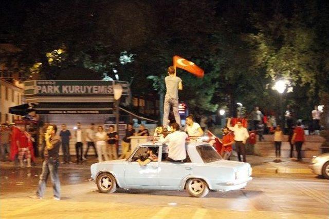 Hdp Binasına Yürümek İsteyen Gruba Polis Müdahalesi: 18 Gözaltı