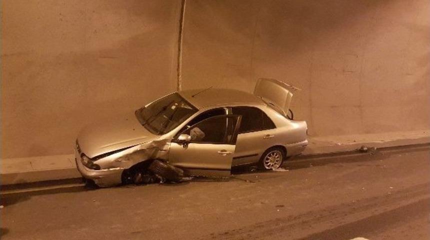 T&uuml;nel Girişinde Kontrol&uuml; Kaybedilen Ara&ccedil; Su Borusuna &Ccedil;arptı