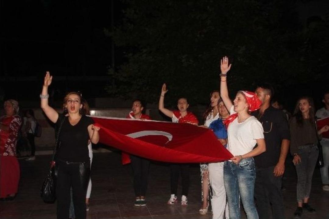 Binler Şehitler İ&ccedil;in Y&uuml;r&uuml;d&uuml;