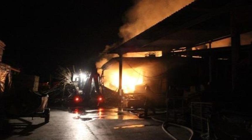 Denizli'de Kereste Imalathanesinde Korkutan Yangın