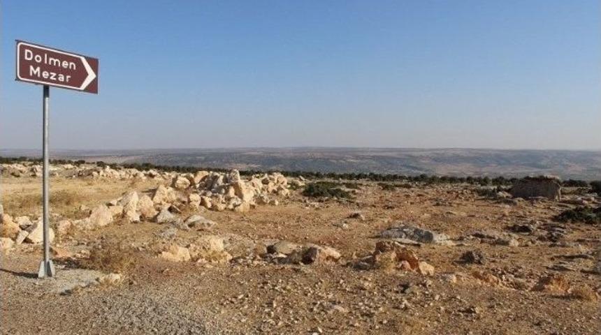 Tarihi Dolmen Mezarları Moloz Yığınları Altında Kayboluyor