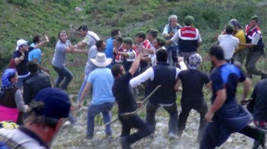 Rize&rsquo;De K&ouml;yl&uuml;lerin Yayla Kavgası: 1&rsquo;I Asker 4 Kişi Yaralandı