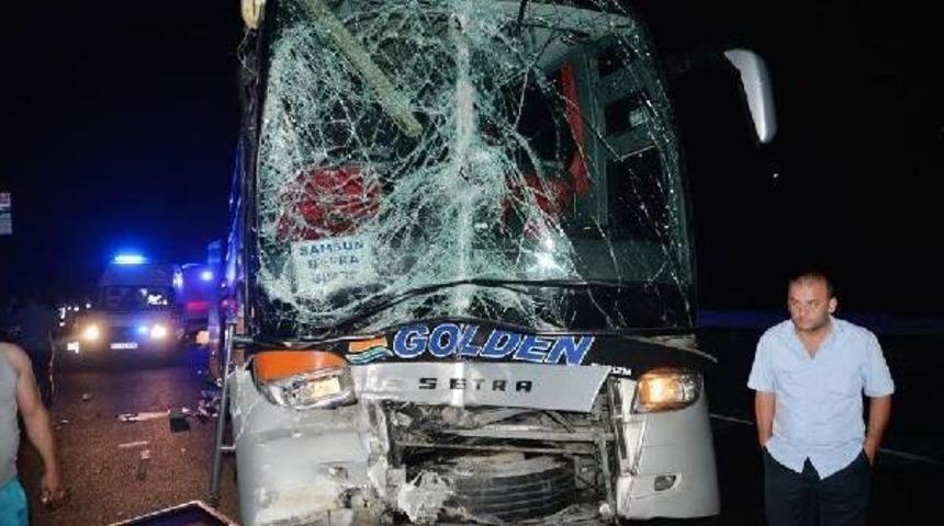 Yolcu Otob&uuml;s&uuml; Tır'a &Ccedil;arptı: 10 Yaralı