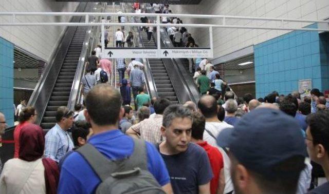 Paslanan Zincirler Marmaray da Y&uuml;r&uuml;yen Merdivenleri Durdurdu 3