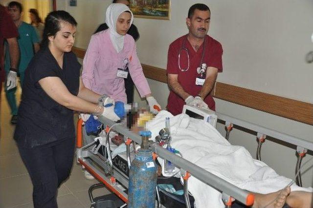 Servis Minib&uuml;s&uuml; Şarampole Yuvarlandı, Bir &Ouml;l&uuml;, 7 Yaralı 1