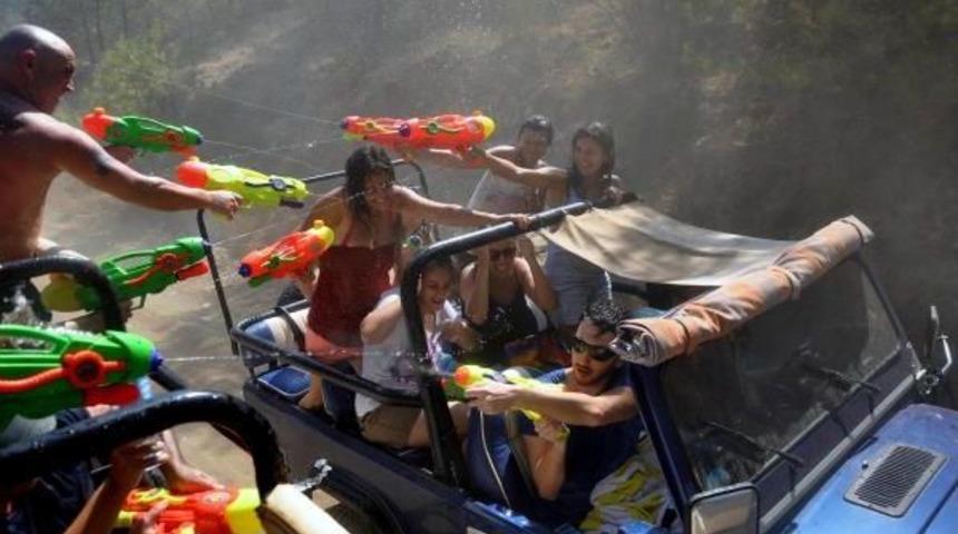 Turistlerin Sulu Eğlencesi, K&ouml;yl&uuml;lerin Kabusu Oldu