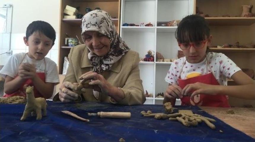 Torunlarıyla Birlikte Kurslara Katılıyor