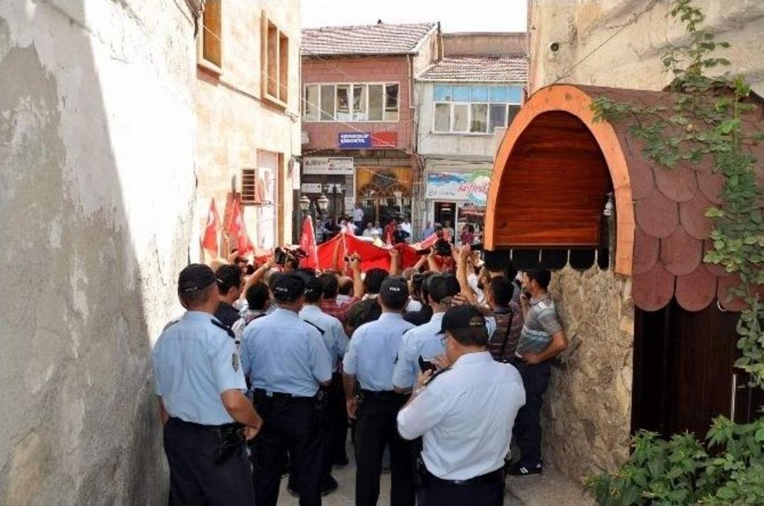 Şehit Ailelerinden Hdp&rsquo;li Y&ouml;neticiye Protesto