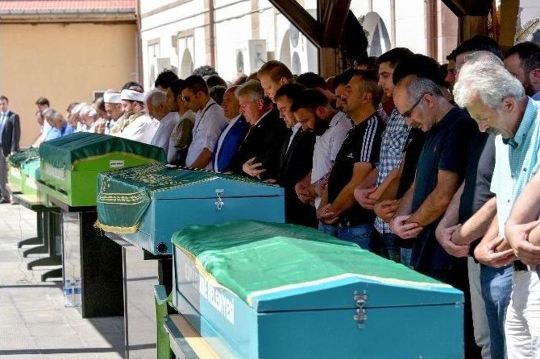 Ordu&rsquo;da Trafik Kazasında Hayatını Kaybeden 4 Kişi G&uuml;m&uuml;şhane&rsquo;de G&ouml;zyaşlarıyla Toprağa Verildi