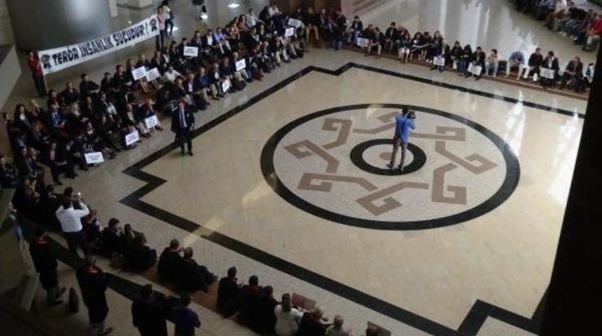 İzmir'de Avukatlardan Ter&ouml;re Karşı Oturma Eylemi