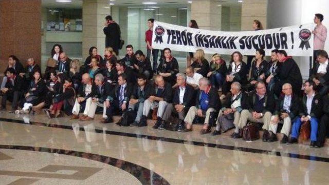 İzmir'de Avukatlardan Teröre Karşı Oturma Eylemi