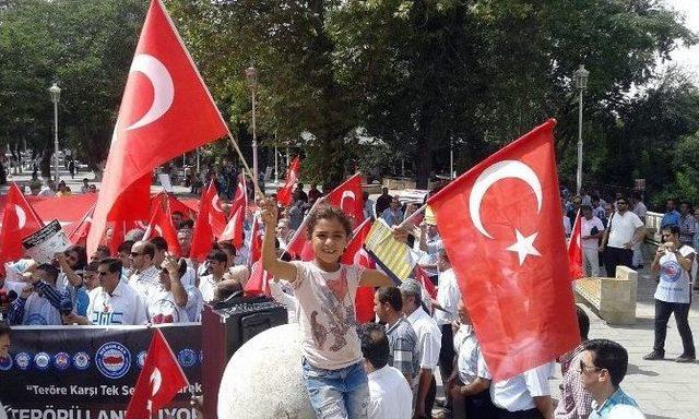 ’teröre Tepki’ Yürüyüşünü Gören Şehit Annesi Gözyaşlarına Boğuldu