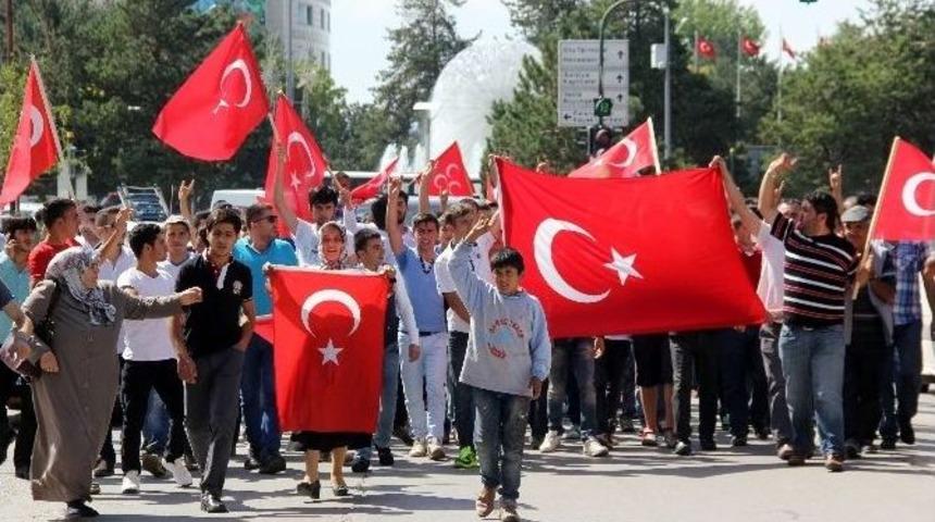 Ter&ouml;r Protestosunda Erzurumlular Askerleri Bağırlarına Bastı