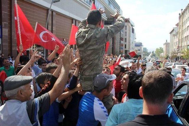 Terör Protestosunda Erzurumlular Askerleri Bağırlarına Bastı