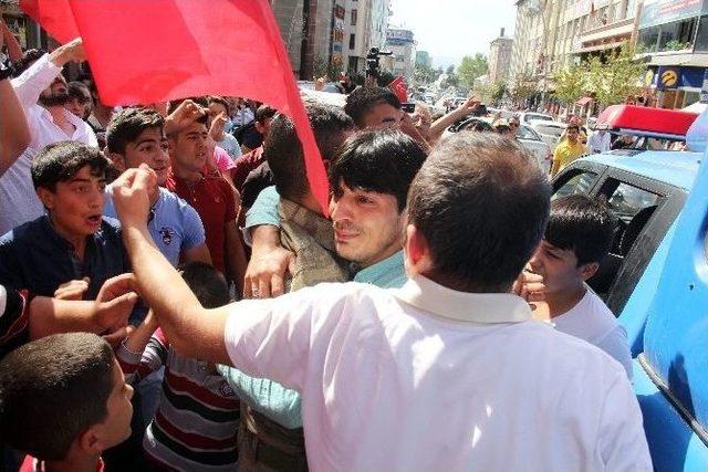 Terör Protestosunda Erzurumlular Askerleri Bağırlarına Bastı