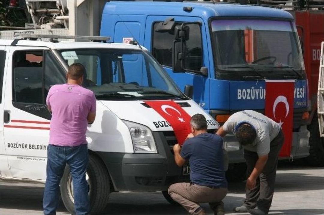 Belediye Ara&ccedil;ları Bayraklarla Donatıldı