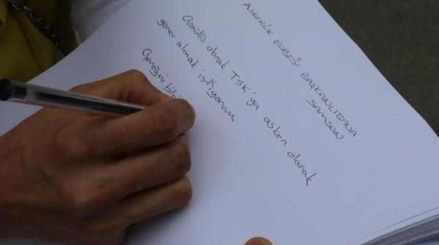 G&ouml;n&uuml;ll&uuml; Asker Olmak I&ccedil;in Askerlik Şubesine Dilek&ccedil;e Verdiler