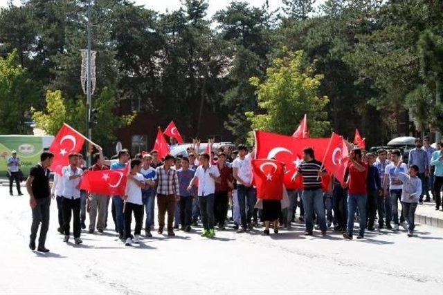 Terörü Lanetleyen Gençlerden Mehmetçikler'e Sevgi Gösterisi