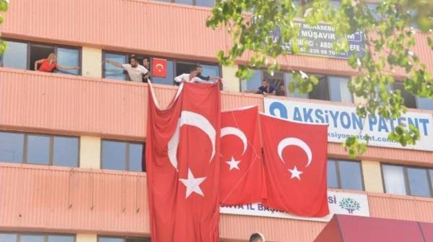 Konya’Da Protestocular Hdp Il Binasına Türk Bayrağı Astı