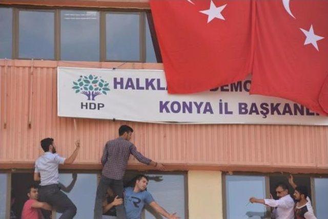 Konya’Da Protestocular Hdp Il Binasına Türk Bayrağı Astı