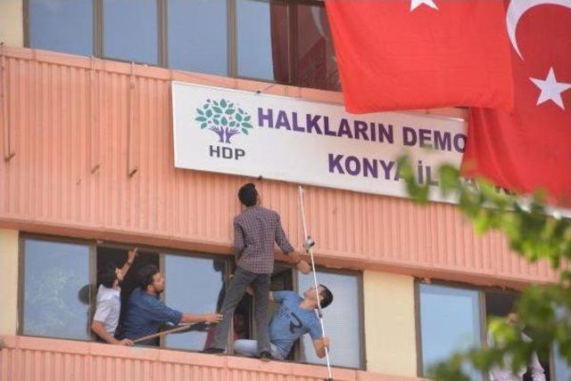 Konya’Da Protestocular Hdp Il Binasına Türk Bayrağı Astı