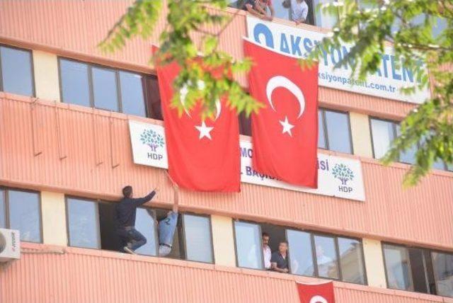 Konya’Da Protestocular Hdp Il Binasına Türk Bayrağı Astı