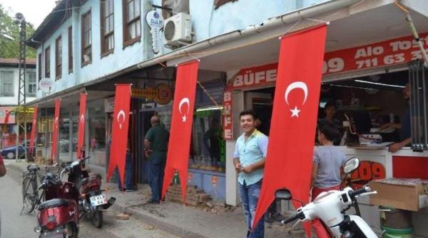 İnegöl'de Esnaftan Teröre Bayraklı Tepki