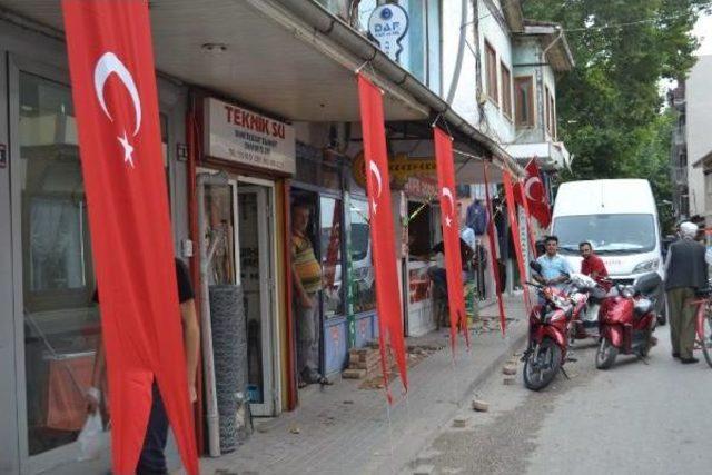 İnegöl'de Esnaftan Teröre Bayraklı Tepki