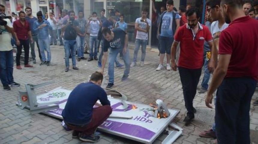 Orhangazi'de Hdp'nin Tabelasını Indirip Yaktılar