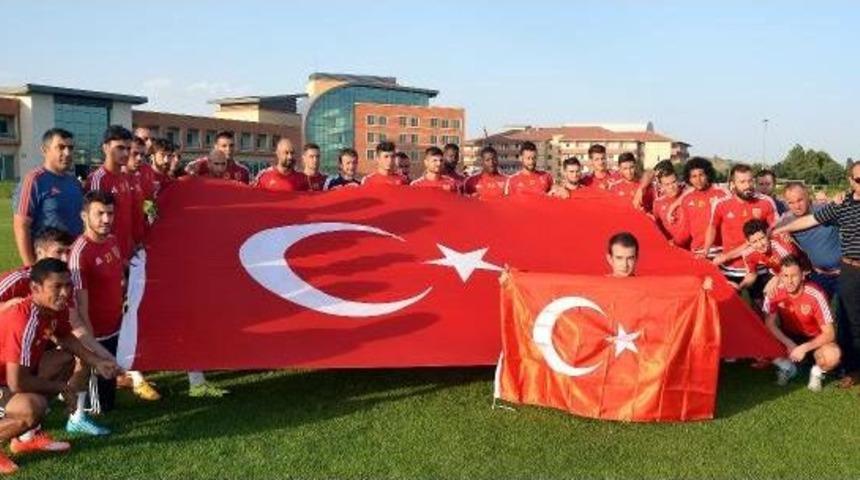 T&uuml;rk Bayrağı A&ccedil;an Kayserisporlular, Ter&ouml;re Karşı Birlik Ve Beraberlik Istedi