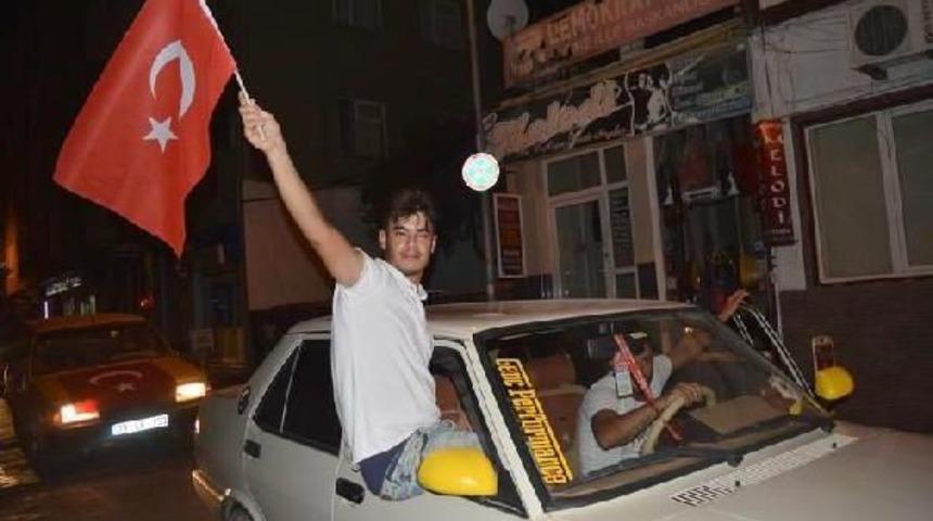 &Ccedil;ineliler, Ter&ouml;r&uuml; Y&uuml;r&uuml;yerek Protesto Eti