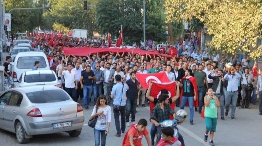 Iğdır&rsquo;da Ter&ouml;re Tepki Ve Şehitlere Saygı Y&uuml;r&uuml;y&uuml;ş&uuml;