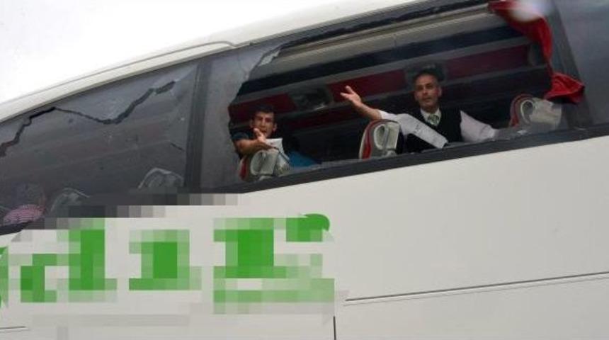 Konya'da Ter&ouml;r&uuml; Protesto Eden Grup Yolcu Otob&uuml;s&uuml;n&uuml; Taşladı