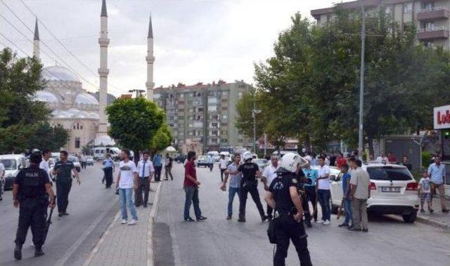 Konya'da Terörü Protesto Eden Grup Yolcu Otobüsünü Taşladı