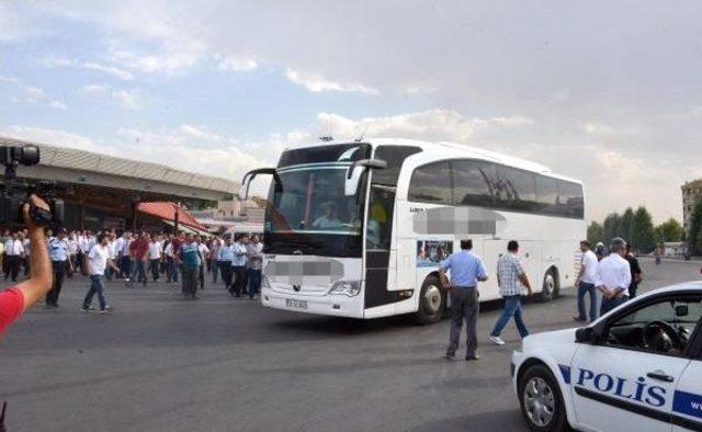 Konya'da Terörü Protesto Eden Grup Yolcu Otobüsünü Taşladı