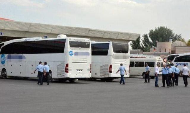 Konya'da Terörü Protesto Eden Grup Yolcu Otobüsünü Taşladı