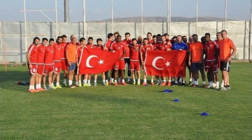 Medicana Sivasspor&rsquo;dan Ter&ouml;re Bayraklı Protesto