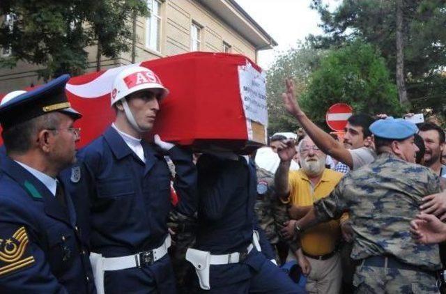 Şehit Astsubayın Cenaze Töreninde Bakan Avcı'ya Protesto