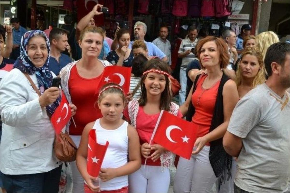 Keşanlılar Şehitler İ&ccedil;in Y&uuml;r&uuml;d&uuml;