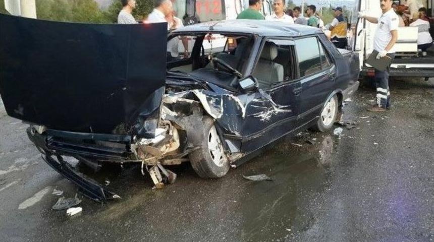 Otomobil İş&ccedil;i Servisine &Ccedil;arptı: 4 Yaralı